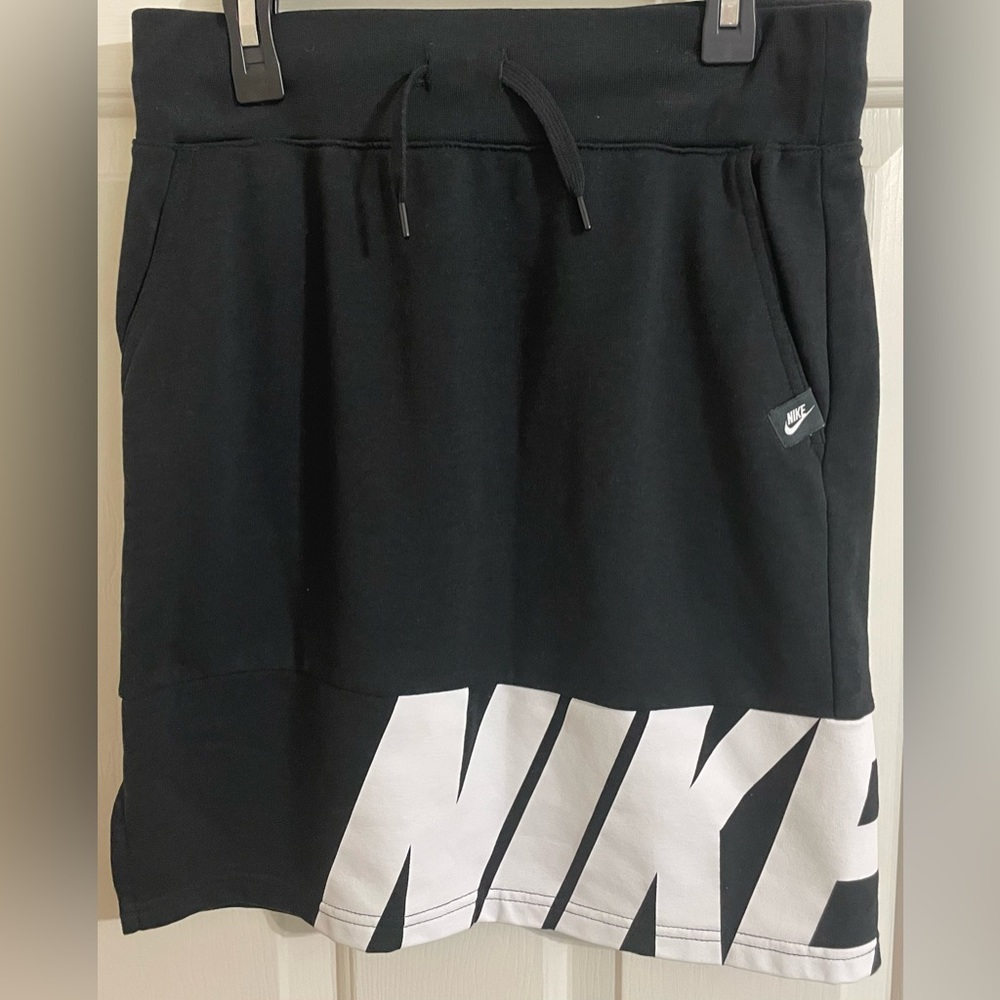Girl’s Nike Air Black and White Skirt Size Large